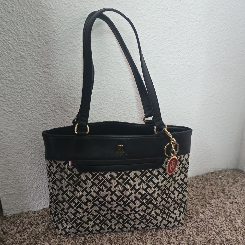 Tommy Hilfiger Black & Tan Monogram Medium Shoulder Tote Bag (W/ CHARM)(EUC)🖤✨️